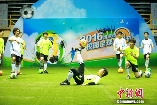 传奇杯 S2： FunPlus Phoenix 的三大核心持续施压，而 Wx 的 Ashe 独自挣扎； Doinb 的团队取得了他们的首场胜利。
