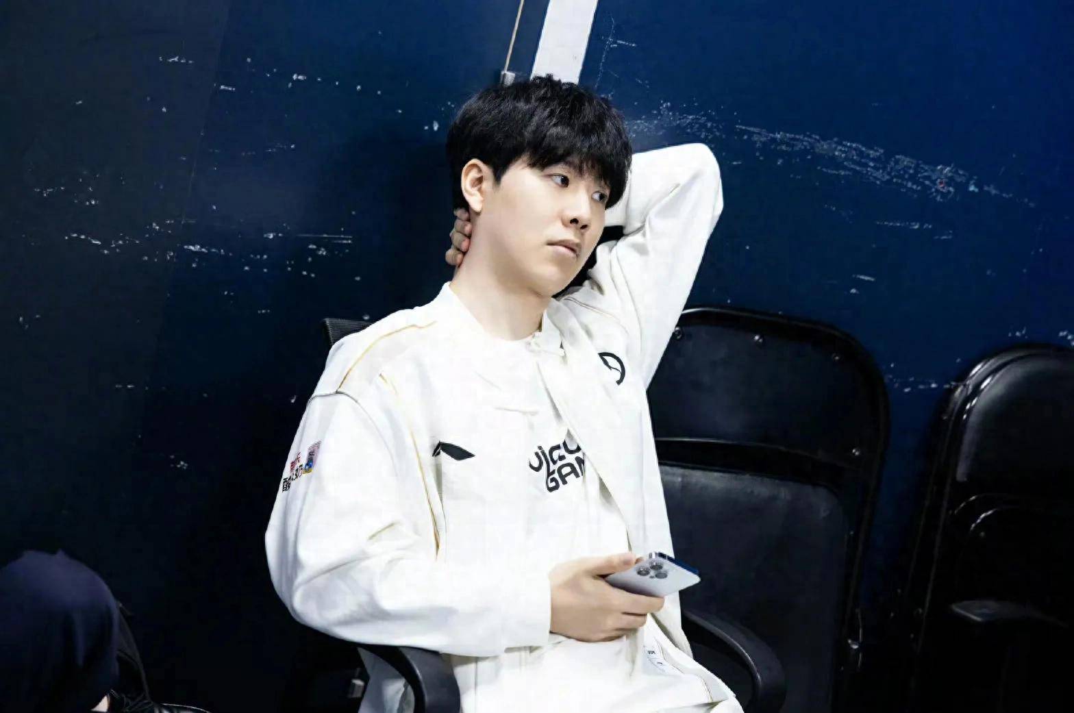 100T官推发布Doublelift、Prince交换队服合影：意义所在